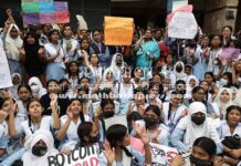 যৌন হয়রানির অভিযোগ ভিকারুননিসা নূন স্কুলের শিক্ষককে সাময়িক বরখাস্ত যৌন হয়রানির অভিযোগ ওঠা ভিকারুননিসা নূন স্কুল অ্যান্ড কলেজের এক শিক্ষককে চাকরিচ্যুত করে দৃষ্টান্তমূলক শাস্তি দেওয়ার দাবিতে বিক্ষোভ করেন ছাত্রী ও অভিভাবকেরা। ঢাকা, ২৫ ফেব্রুয়ারি।ছবি: আশরাফুল আলম