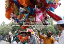 ফাঁকা ঢাকায় স্বস্তিতে ঘুরোঘুরি পবিত্র ঈদুল ফিতরের দিন আজ বৃহস্পতিবার ঢাকার সড়ক ছিল ফাঁকা। প্রধান সড়কগুলোতেও রিকশায় চড়ে যাতায়াত করা গেছে। সকালে পল্টন এলাকার চিত্র।ছবি: দীপু মালাকার